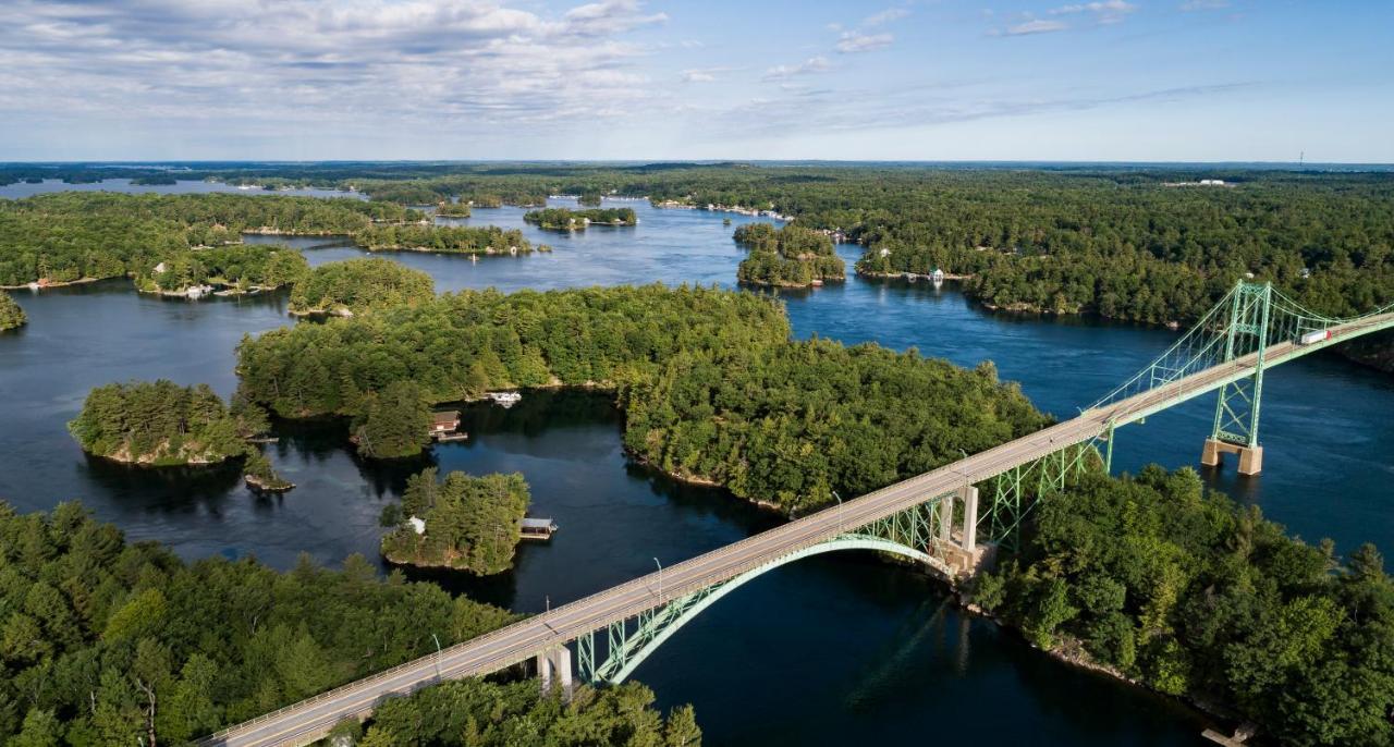 Готель Ramada By Wyndham 1000 Islands Ґананокве Екстер'єр фото